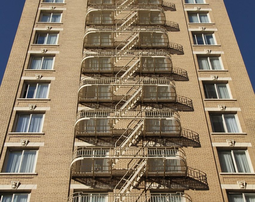 Dinas Damkar Tanah Laut Bersihkan Material Longsor di SPBU